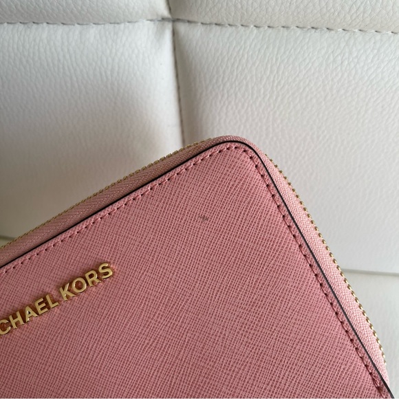 LAST DAY TO PURCHASE! Michael Kors Pink Wallet Zip Wristlet - Picture 3 of 10